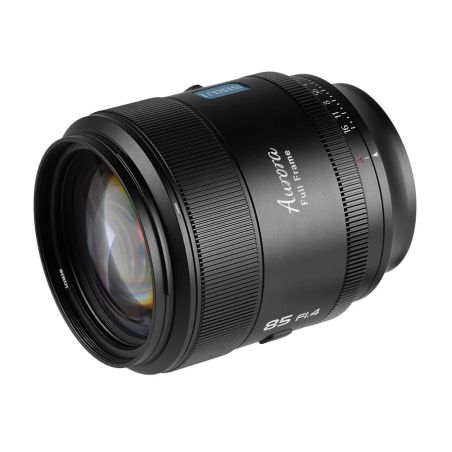 Gros plan sur la lentille de l'objectif SIRUI Aurora 85 mm f/1.4, idéal pour les portraits