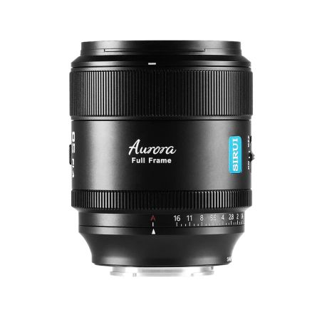 Gros plan sur la lentille de l'objectif SIRUI Aurora 85 mm f/1.4, idéal pour les portraits