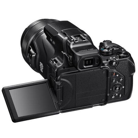 Prise en main ergonomique du Nikon COOLPIX P1100 avec grip large